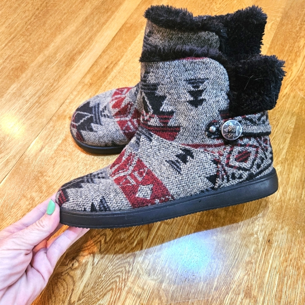 Aztec Patterned Ankle Boots with Faux Fur. Sz 9, EUC